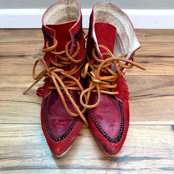 Freebird by Steve Madden lace-up moccasin. - Picture 2 of 2